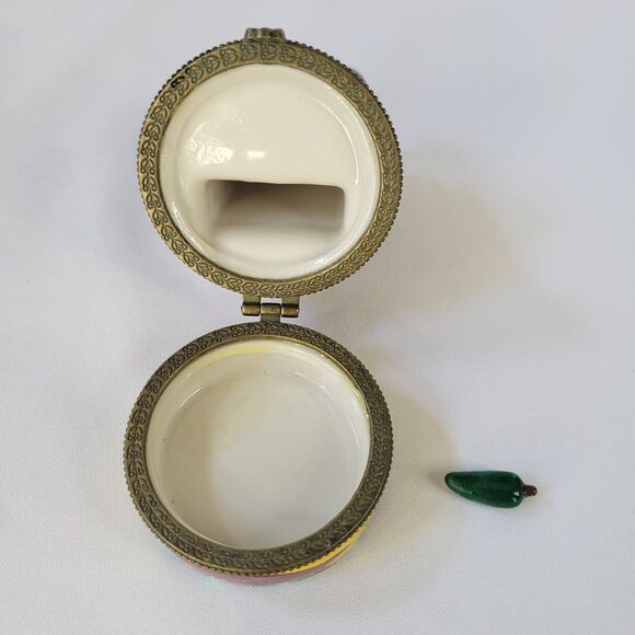 San Antonio Texas Red Green Chili Pepper Cafe Hinged Trinket Box Yellow Porcelai - Picture 14 of 14